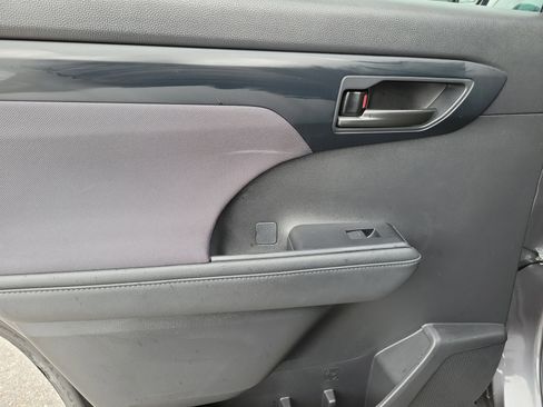 Used 2023 Toyota Highlander LE FWD image 28