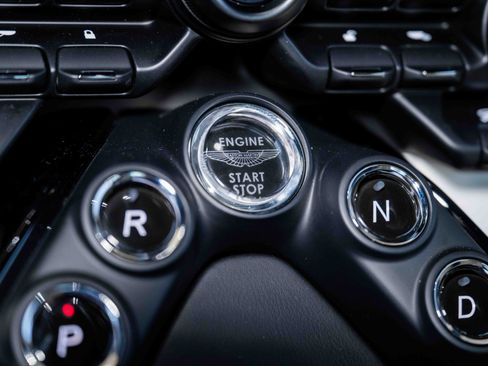 Used 2023 Aston Martin V8 Vantage Coupe RWD image 25