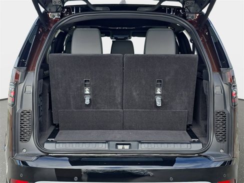New 2026 Land Rover Discovery Limited Edition image 15