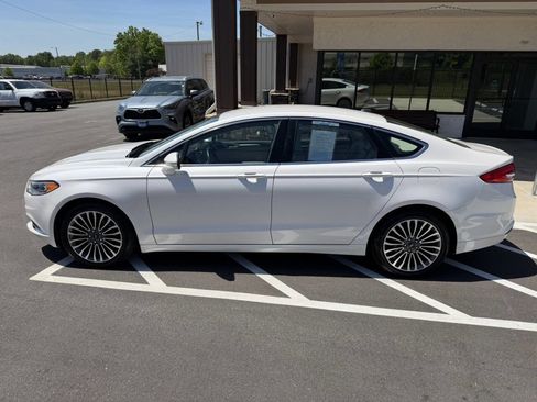 Used 2018 Ford Fusion SE w/ Fusion SE Technology Package FWD image 3