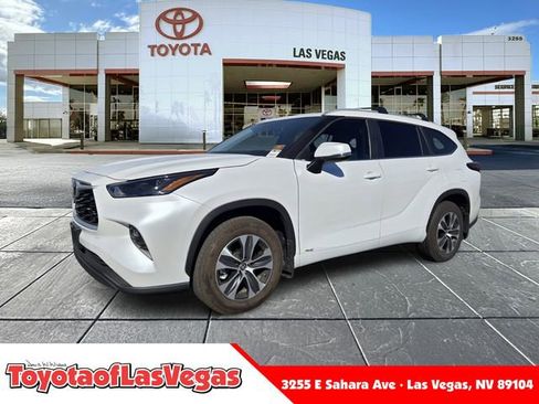 Certified 2025 Toyota Highlander XLE image 1