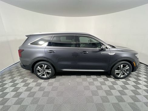 Certified 2023 Kia Sorento SX Prestige w/ Panoramic Sunroof Package image 2