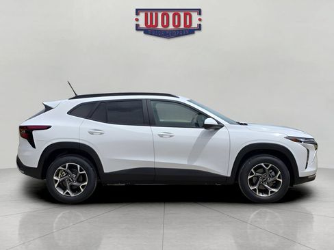 New 2026 Chevrolet Trax LT w/ LT Convenience Package FWD image 2