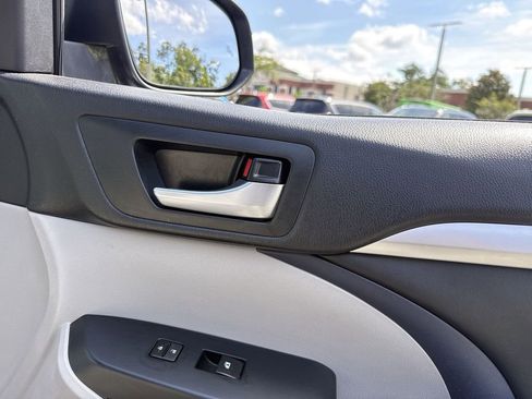 Used 2017 Toyota Highlander XLE AWD/4WD image 27