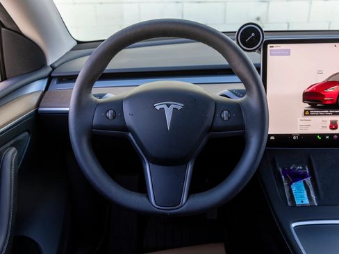 Used 2024 Tesla Model Y Long Range AWD/4WD image 24