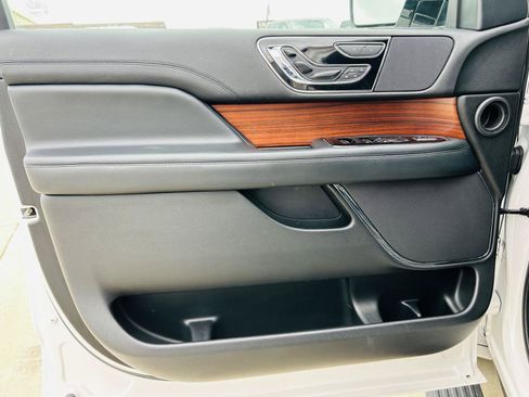Used 2019 Lincoln Navigator Reserve AWD/4WD image 18