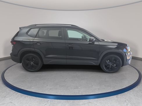 New 2026 Volkswagen Taos SE FWD image 4