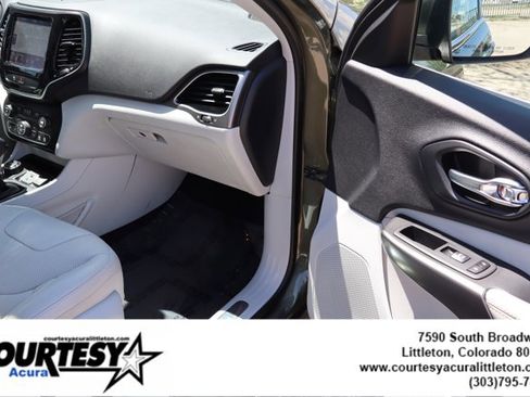 Used 2019 Jeep Cherokee Limited w/ Luxury Group AWD/4WD image 34