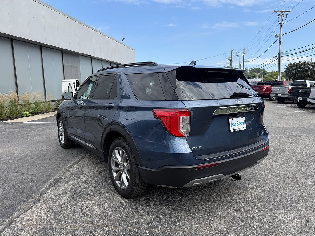 Used 2020 Ford Explorer XLT w/ Equipment Group 202A AWD/4WD image 4