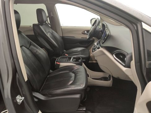 Used 2018 Chrysler Pacifica Touring-L image 21