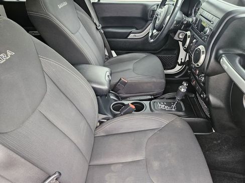 Used 2018 Jeep Wrangler Unlimited Sahara w/ Connectivity Group AWD/4WD image 14
