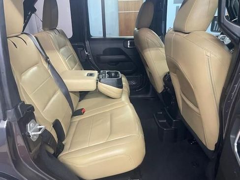 Used 2018 Jeep Wrangler Unlimited Sahara image 15