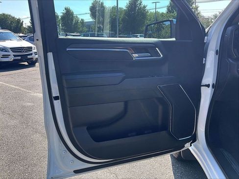 Used 2023 Chevrolet Silverado 1500 LT AWD/4WD image 9
