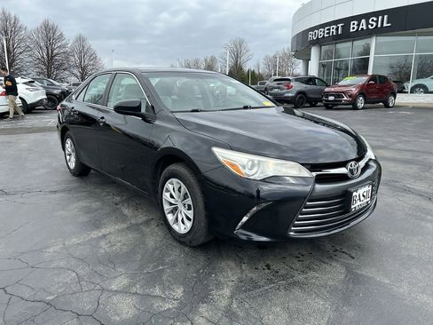 Used 2017 Toyota Camry LE image 2