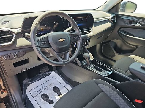 Used 2025 Chevrolet TrailBlazer LT AWD/4WD image 16