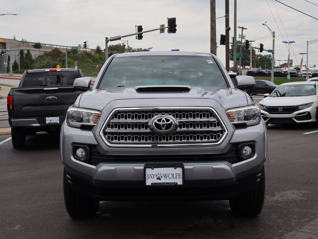 Used 2017 Toyota Tacoma TRD Sport w/ Tow Package (A/T) AWD/4WD image 2