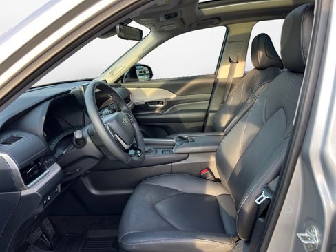 Used 2024 Toyota Grand Highlander Limited FWD image 9