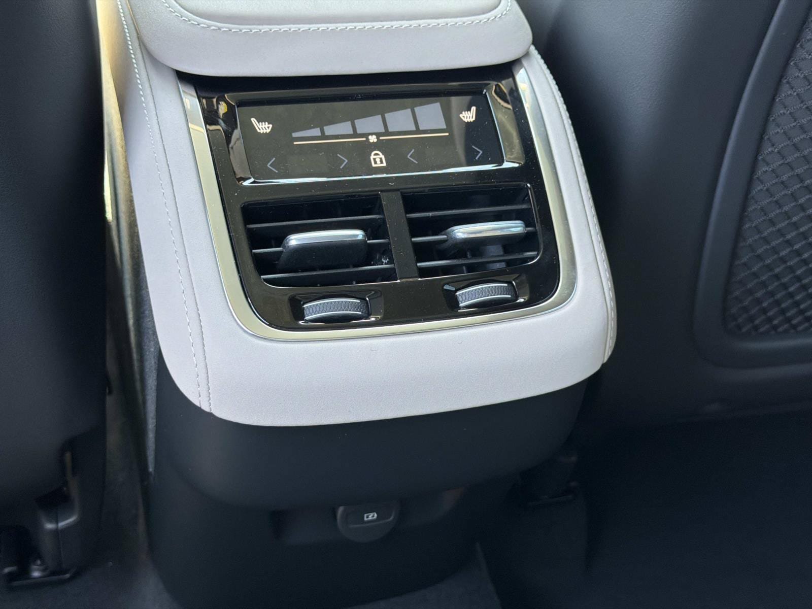 New 2027 Volvo XC90 B5 Plus AWD/4WD image 10