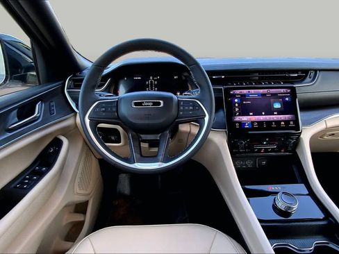 Used 2025 Jeep Grand Cherokee L Limited RWD image 6