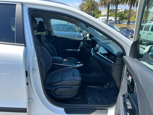 Used 2021 Kia Niro EX FWD image 38