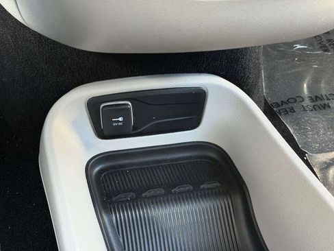 Used 2023 Chrysler Pacifica Touring-L image 28