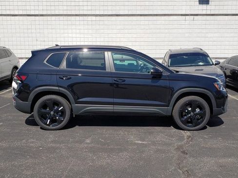 New 2026 Volkswagen Taos SE AWD/4WD image 2