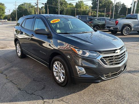 Used 2019 Chevrolet Equinox LS w/ LS Convenience Package FWD image 3