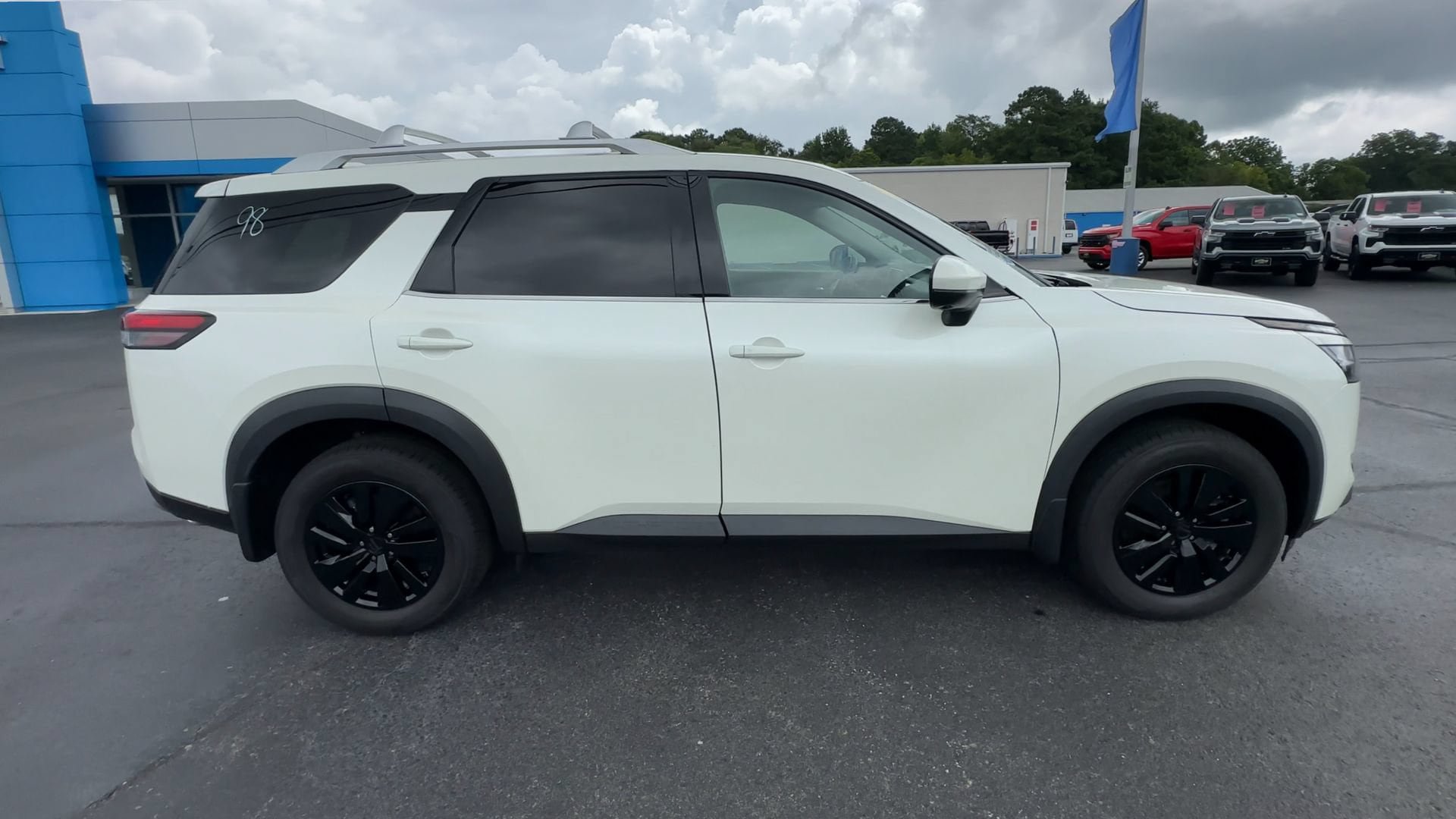 Used 2023 Nissan Pathfinder SL AWD/4WD image 9