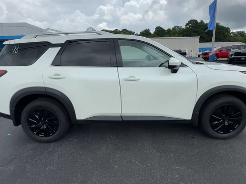Used 2023 Nissan Pathfinder SL AWD/4WD image 9