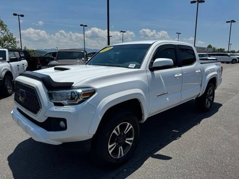 Used 2019 Toyota Tacoma TRD Sport AWD/4WD image 3