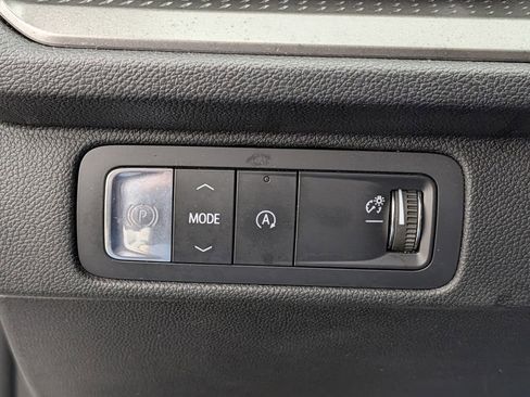 Used 2025 Chevrolet Traverse LT image 23