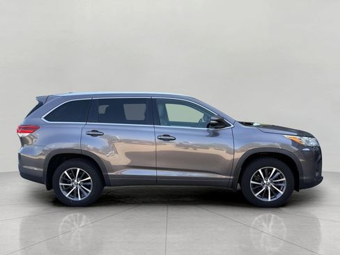 Used 2018 Toyota Highlander XLE AWD/4WD image 14