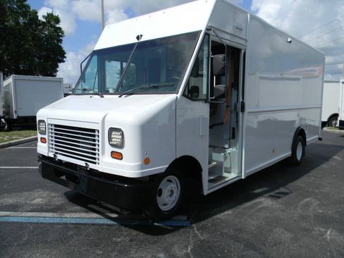 Used 2019 Ford E-450 and Econoline 450 Super Duty RWD image 2