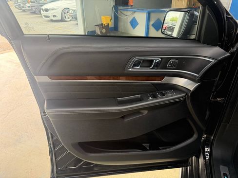 Used 2019 Ford Explorer Platinum AWD/4WD image 29