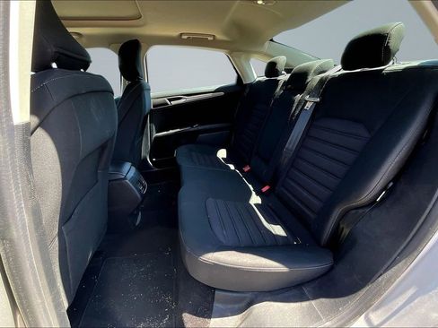 Used 2017 Ford Fusion SE w/ Fusion SE Technology Package FWD image 18