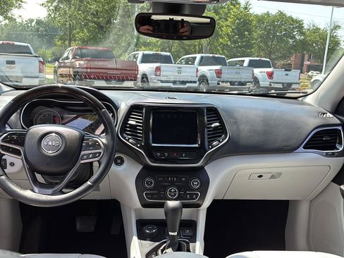 Used 2019 Jeep Cherokee Overland w/ Technology Group AWD/4WD image 24