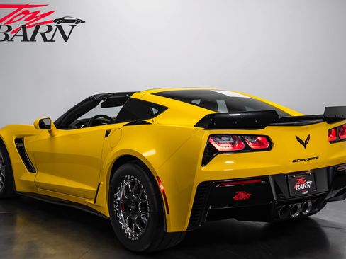 Used 2015 Chevrolet Corvette Z06 w/ 2LZ Preferred Equipment Group RWD image 3