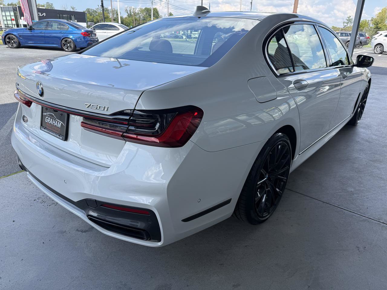 Used 2022 BMW 750i xDrive w/ Executive Package AWD/4WD image 4