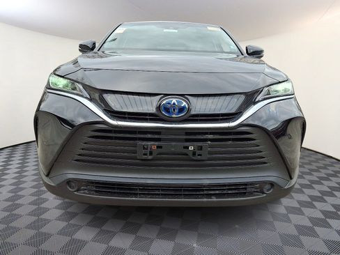 Used 2022 Toyota Venza LE image 2