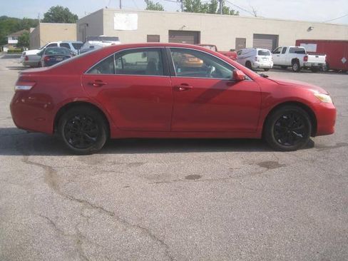 Used 2010 Toyota Camry LE FWD image 4