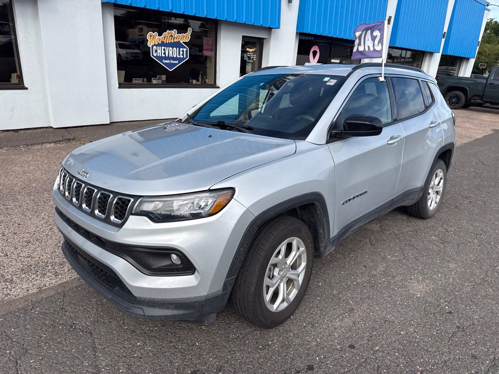 Used 2024 Jeep Compass Latitude AWD/4WD image 2