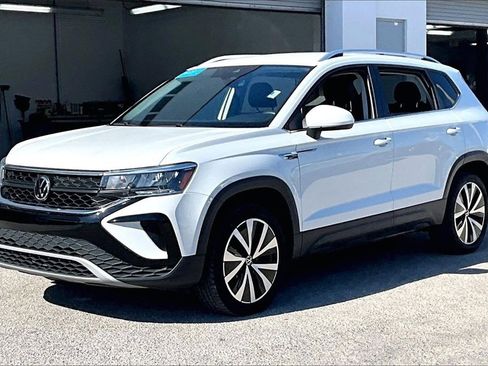 Certified 2023 Volkswagen Taos SE image 9