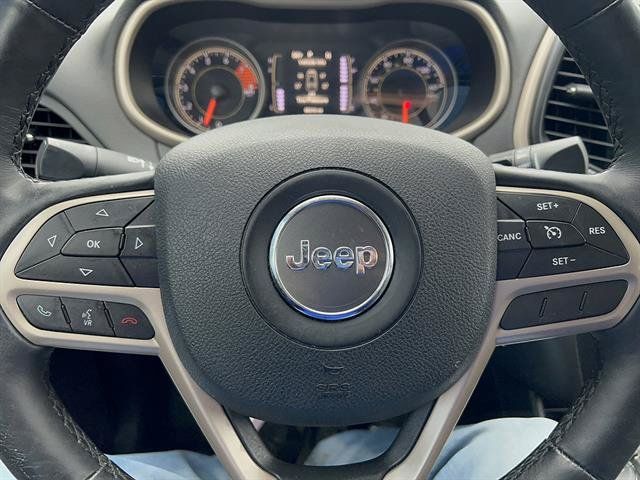 Used 2017 Jeep Cherokee Latitude w/ Cold Weather Group AWD/4WD image 16