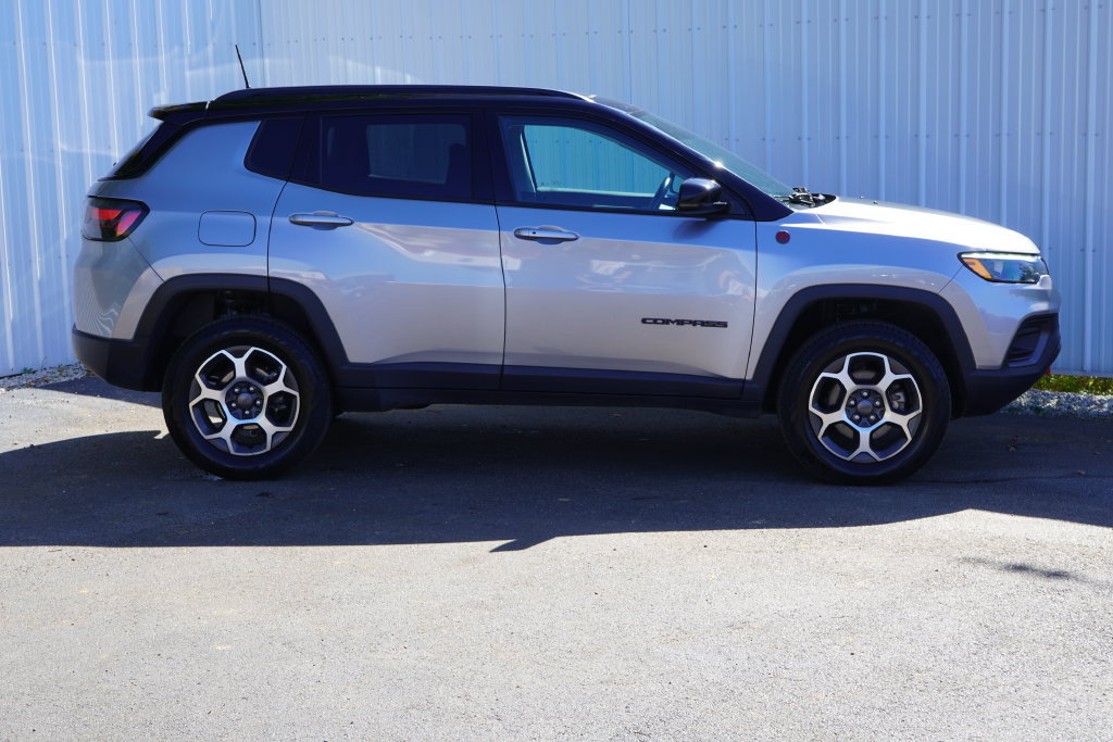 Used 2022 Jeep Compass Trailhawk w/ Trailhawk Elite Group AWD/4WD image 2