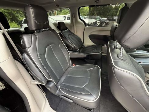 Used 2023 Chrysler Pacifica Limited FWD image 10