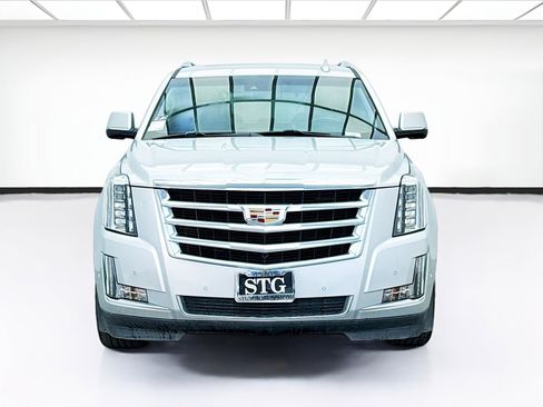 Used 2020 Cadillac Escalade Luxury image 2