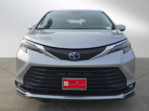 Used 2025 Toyota Sienna XLE image 8