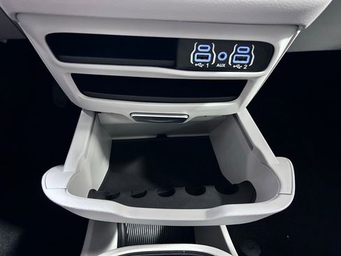 Used 2024 Chrysler Pacifica Touring-L image 17