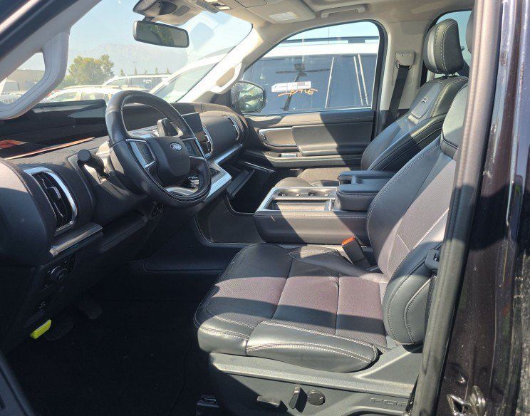 Used 2025 Ford Expedition Platinum AWD/4WD image 5