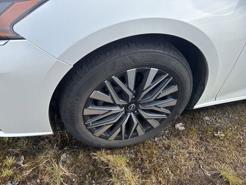 Used 2024 Nissan Altima 2.5 SV image 2